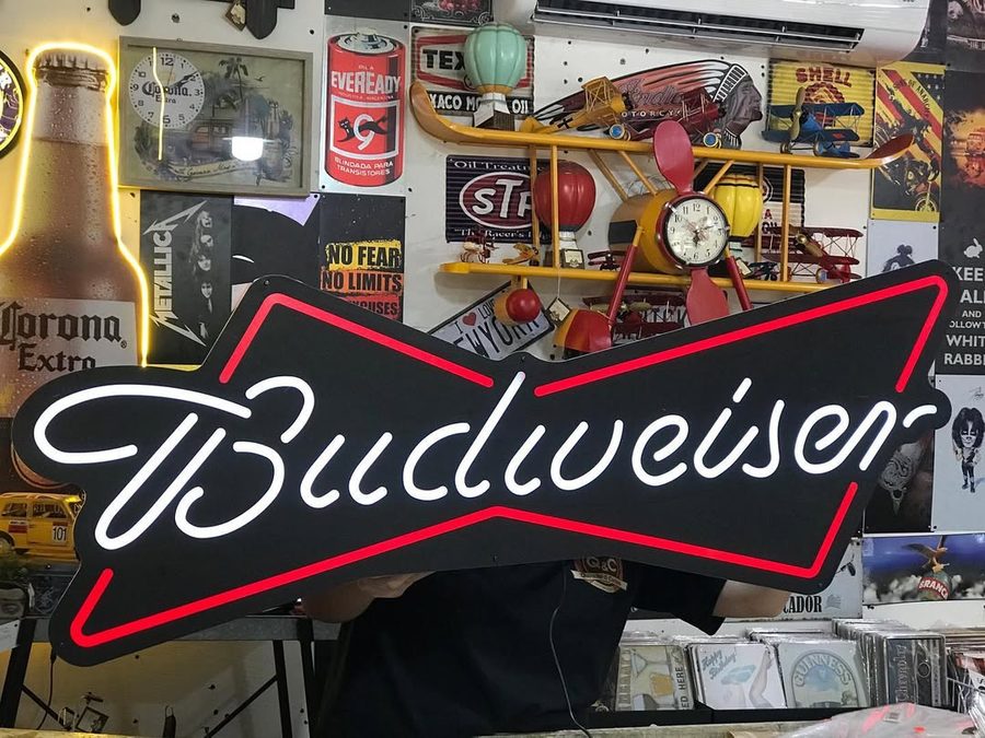 Neón Budweiser moño