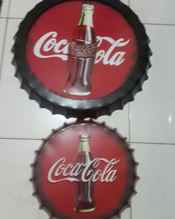 Tapa decorativa Coca-Cola (botella, borde negro) – foto 2