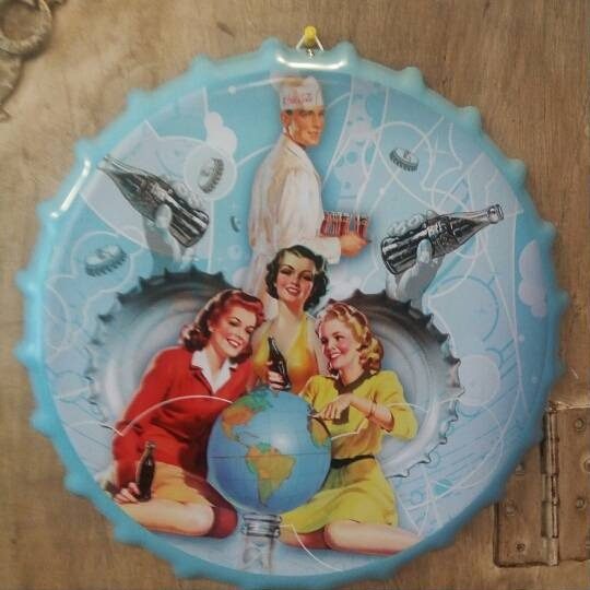 Tapa decorativa Chicas con globo terráqueo y botellas