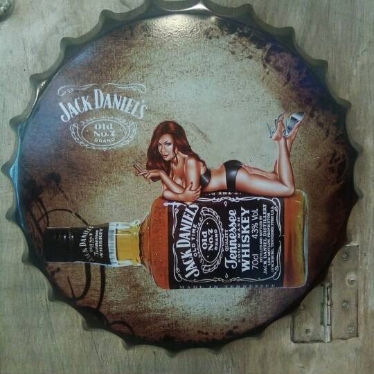 Tapa decorativa Jack Daniel's (chica sobre la botella)