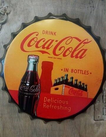 Tapa decorativa Coca-Cola (In Bottles, fondo amarillo)