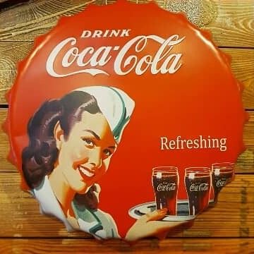 Tapa decorativa Coca-Cola (Drink, moza con bandeja) – foto 2