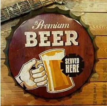 Tapa decorativa Premium Beer Served Here (mano con jarra)