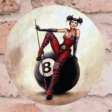 Neón Chica pin-up sobre bola 8 de pool – foto 2