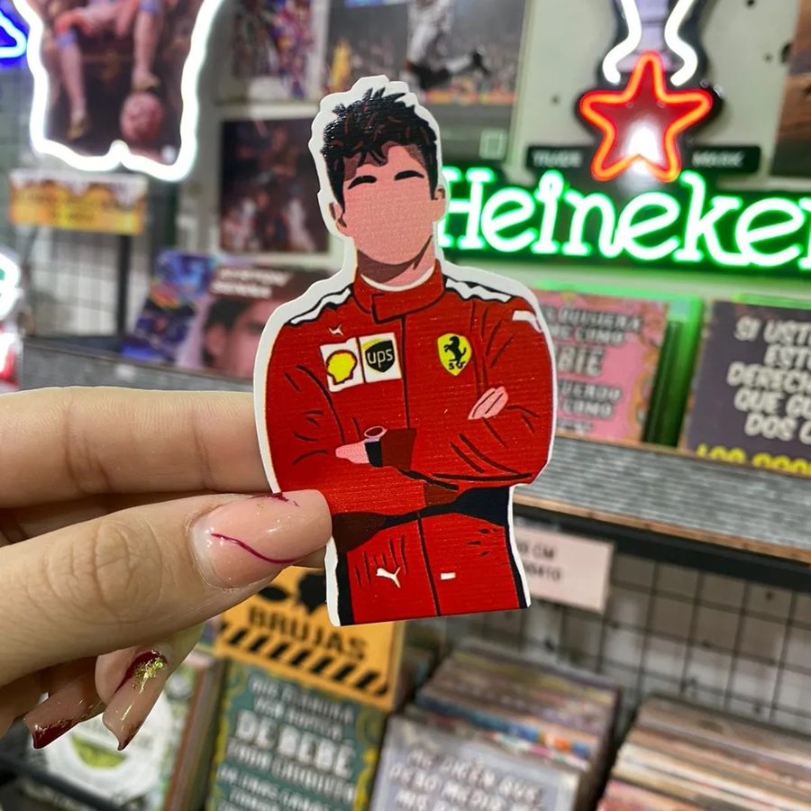 Piloto de Fórmula 1 con buzo rojo Ferrari