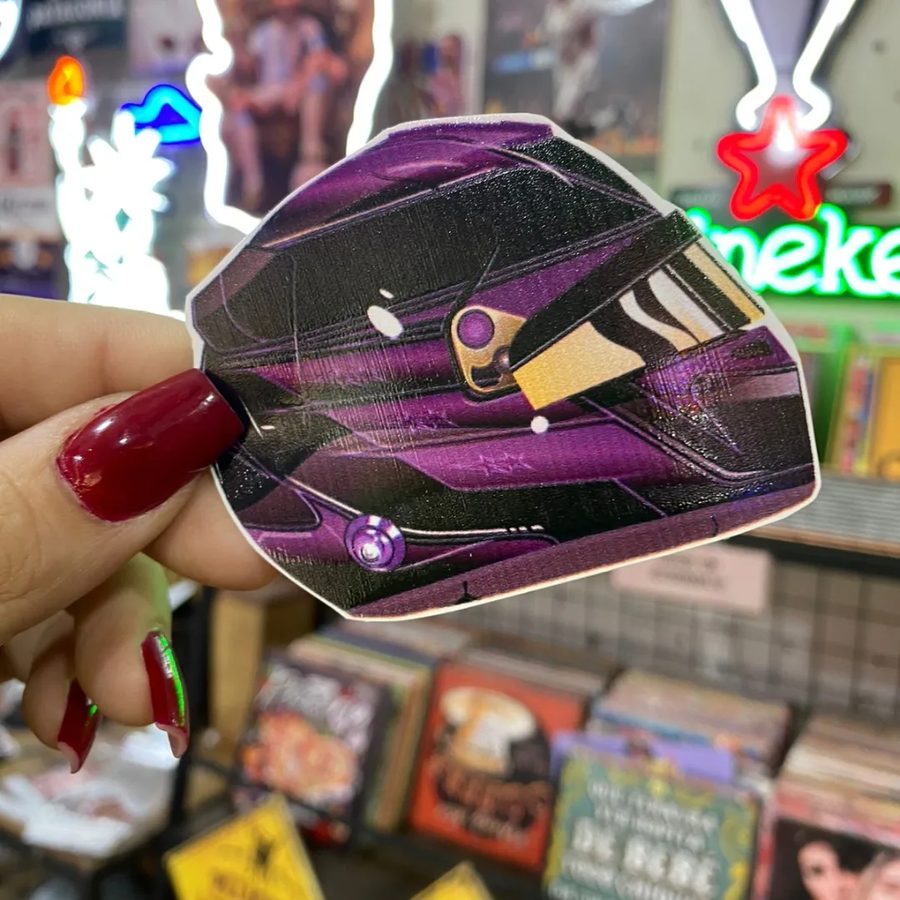Casco de piloto violeta