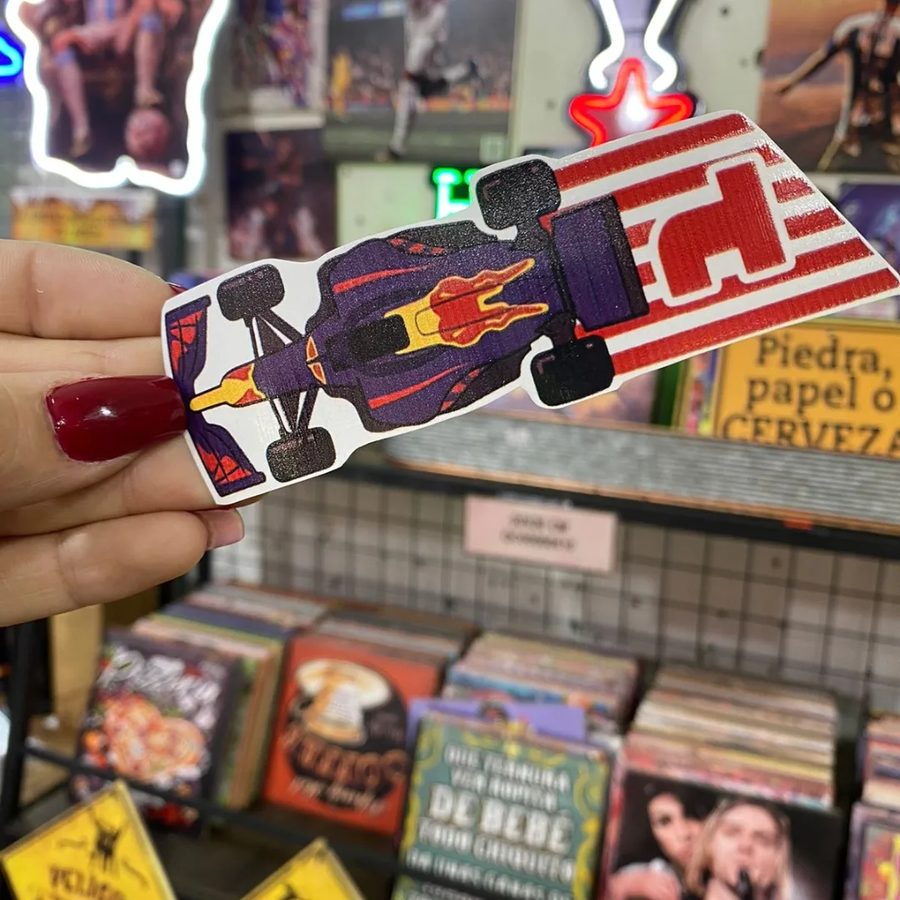 Auto de Fórmula 1 con bandera