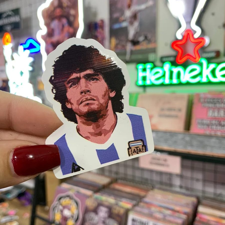 Futbolista de pelo rizado con camiseta argentina
