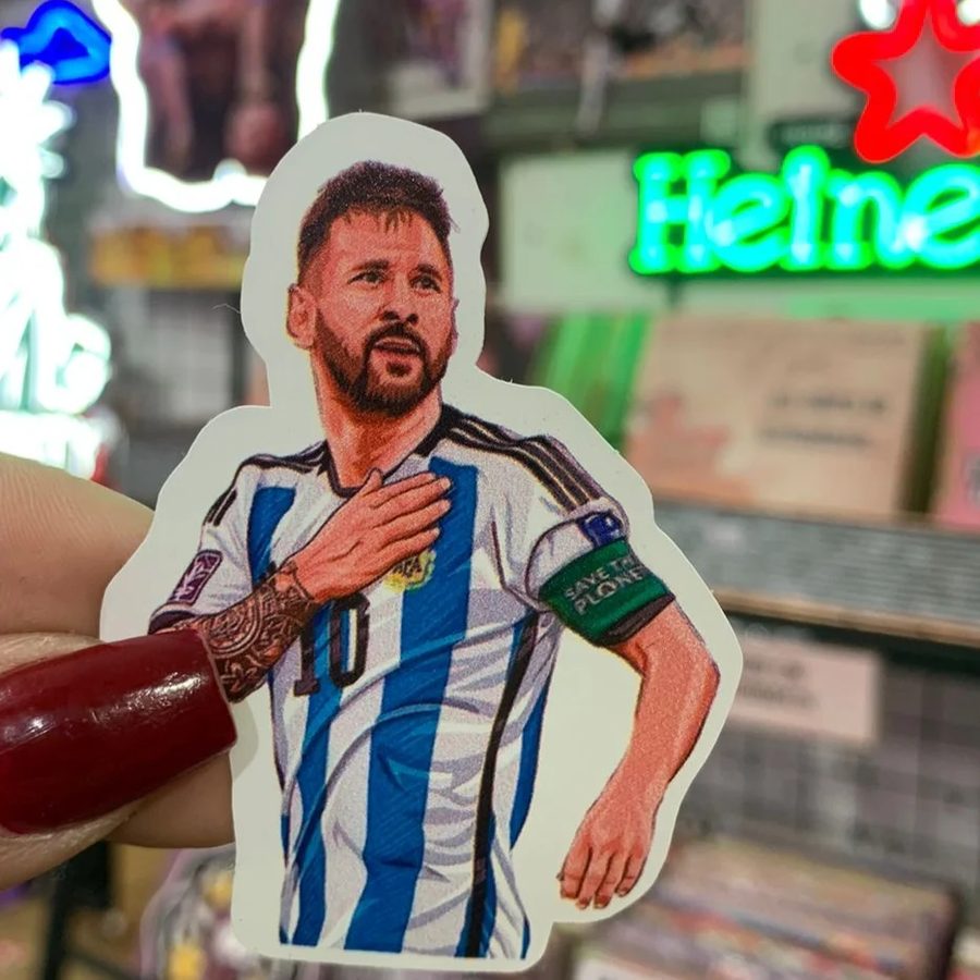 Futbolista con camiseta argentina y brazalete de capitán