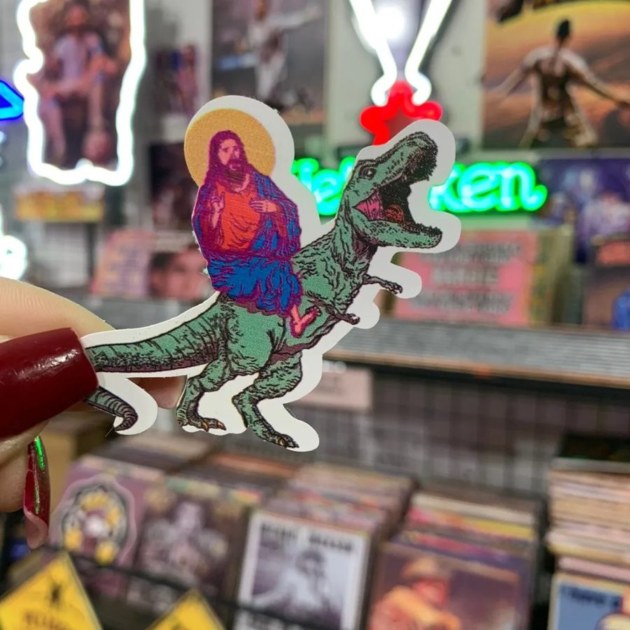 Figura con túnica montando un dinosaurio