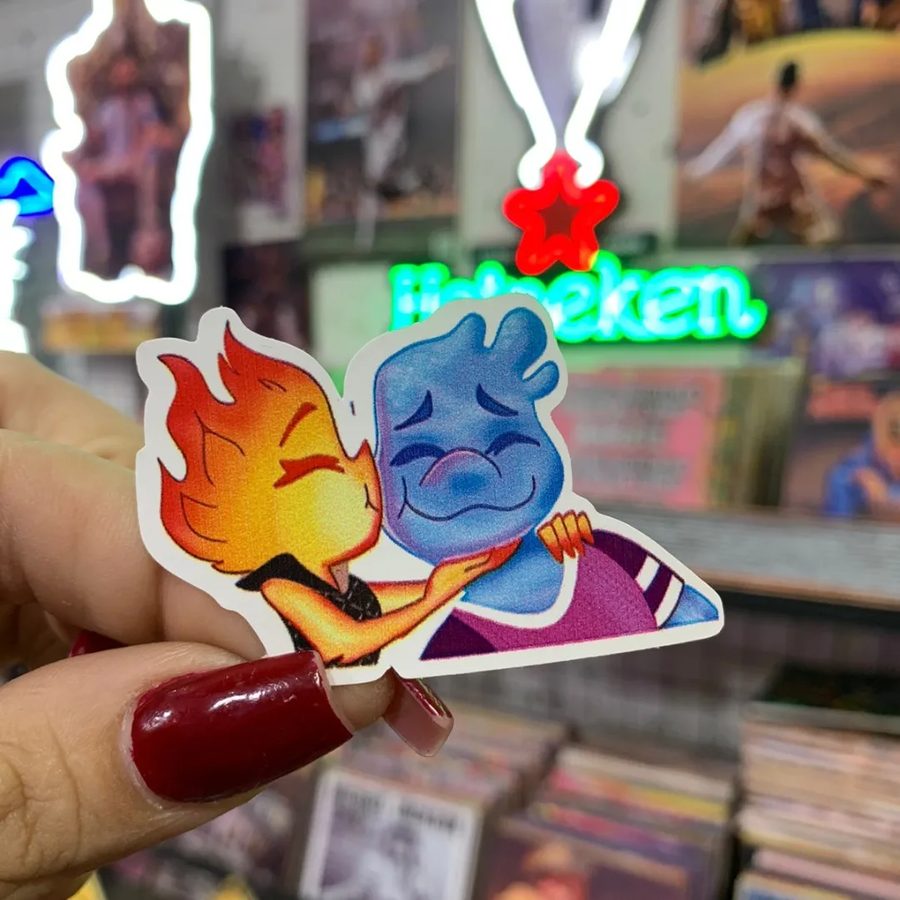 Personajes de fuego y agua besándose (Elementos)