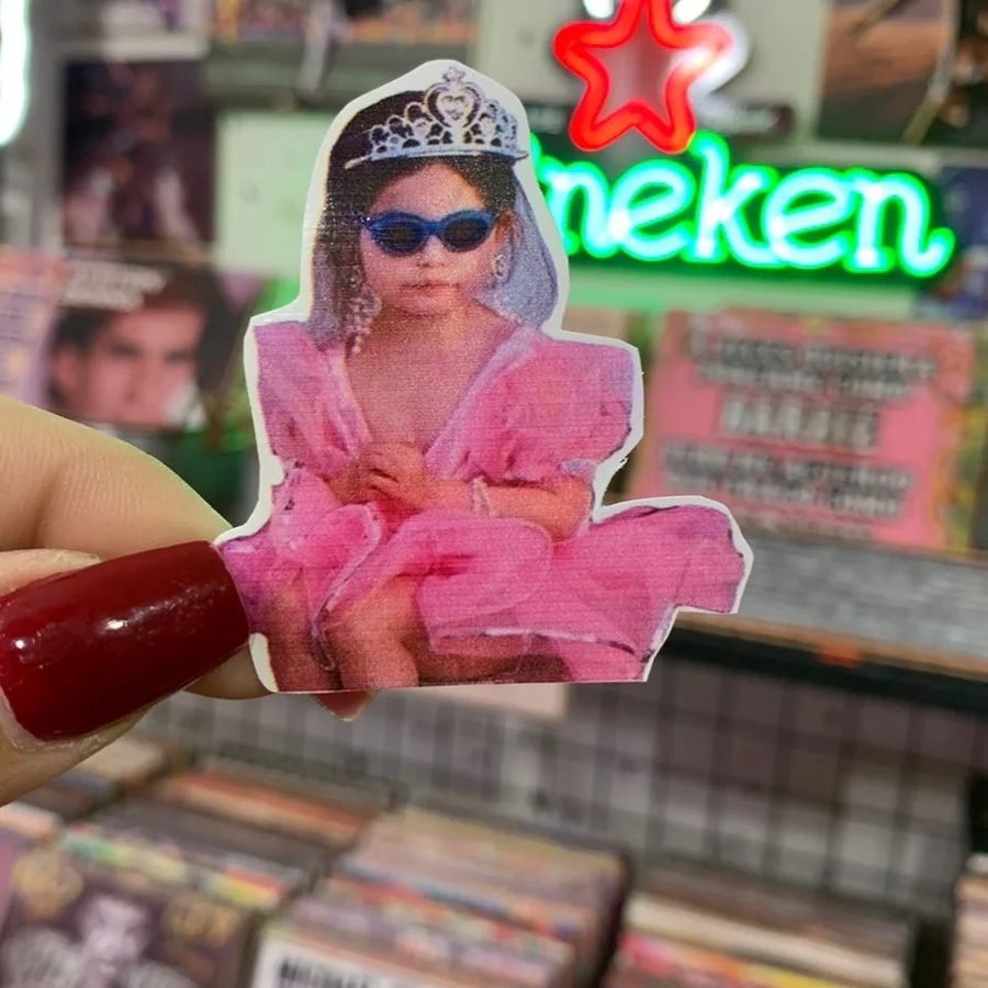 Nena con tiara, lentes y vestido rosa