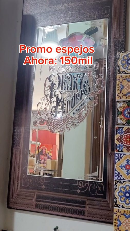 Espejo grabado con marco de madera