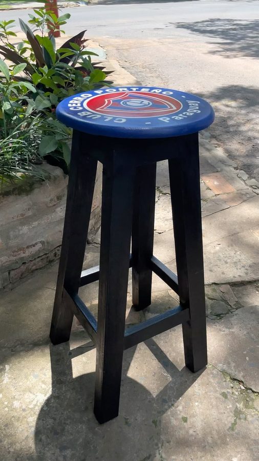 Banqueta negra con asiento estampado azul