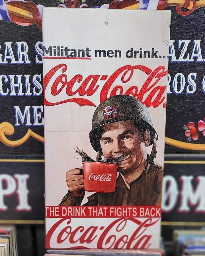 Cuadro Coca-Cola Militant men drink soldado