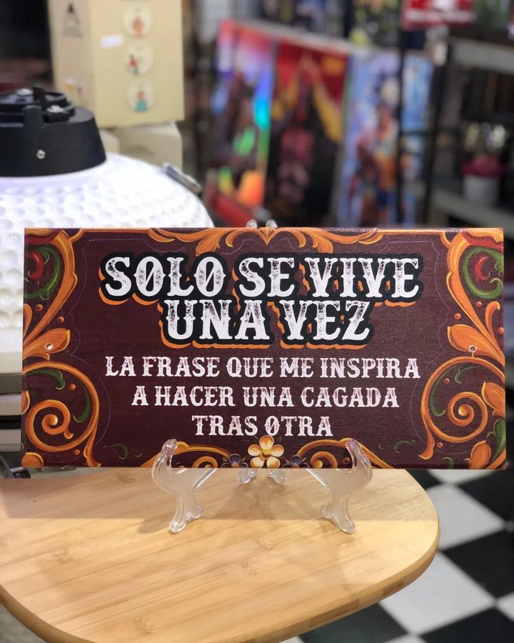 Cartel Solo se vive una vez: una cagada tras otra