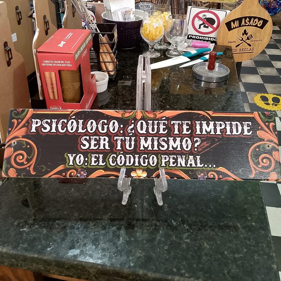 Cartel Psicólogo: ¿qué te impide ser tú mismo? Yo: el código penal