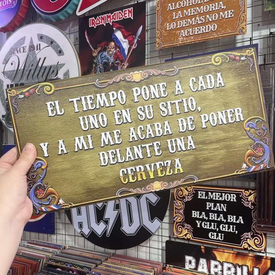 Cartel El tiempo me acaba de poner delante una cerveza – foto 2