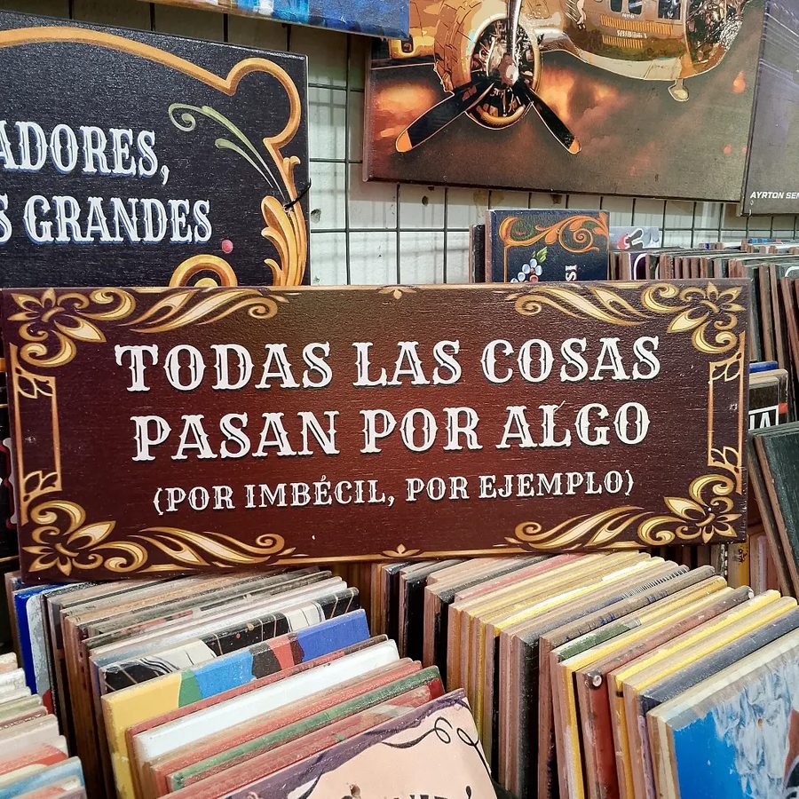 Cartel Todas las cosas pasan por algo (por imbécil, por ejemplo)