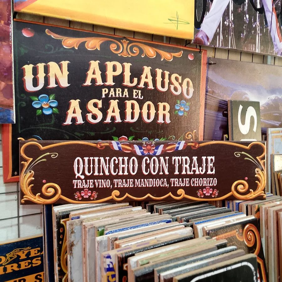 Cuadro Quincho con traje – traje vino, traje mandioca, traje chorizo