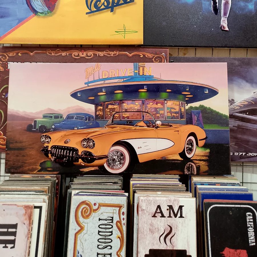 Cuadro Diner retro con auto clásico amarillo