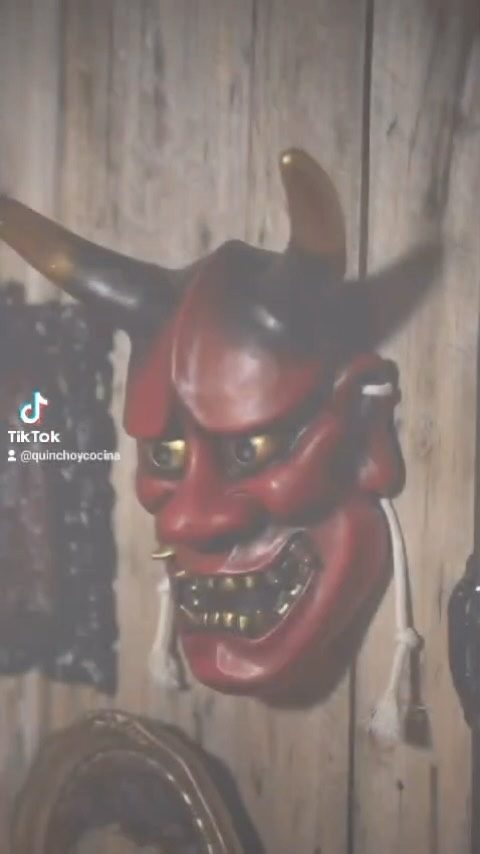 Máscara de demonio japonés roja
