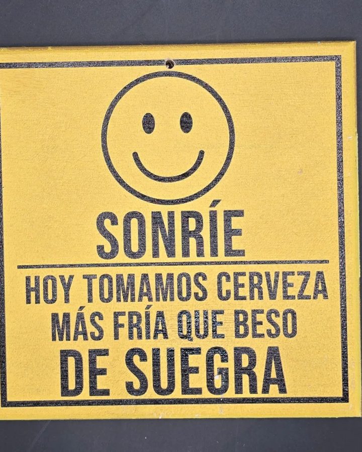 Cuadro Sonríe hoy tomamos cerveza más fría que beso de suegra