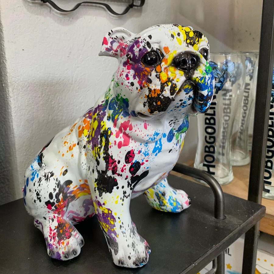 Bulldog blanco con manchas de colores