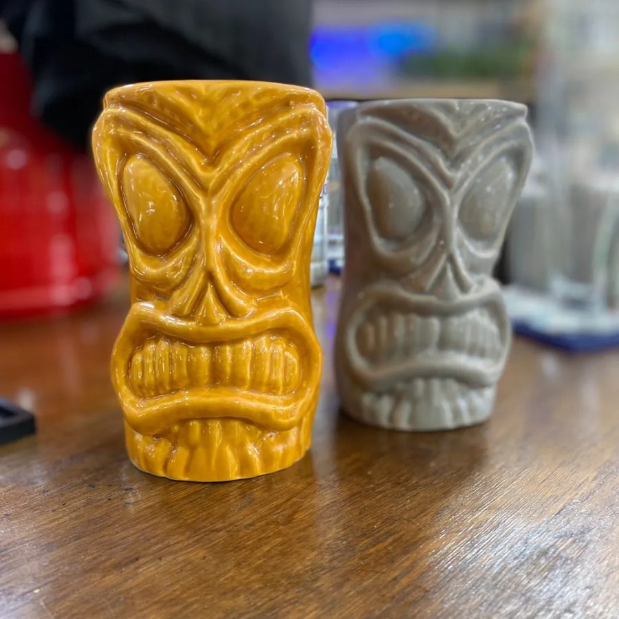 Vasos tiki de cerámica amarillo y gris
