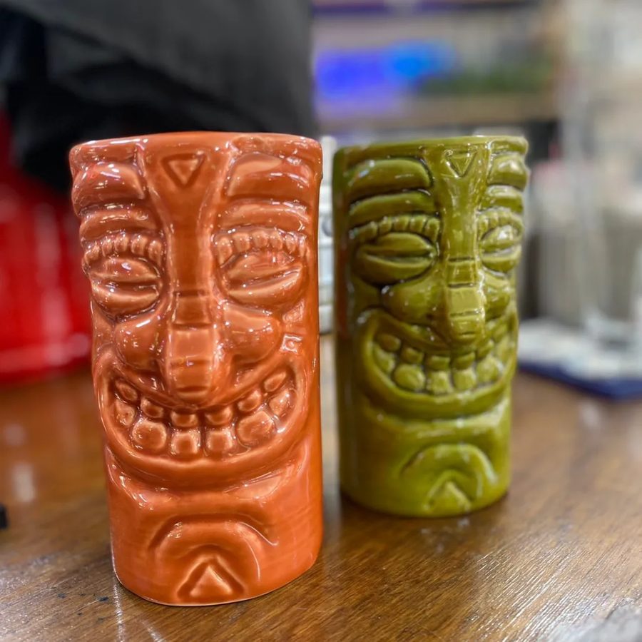 Vasos tiki de cerámica naranja y verde