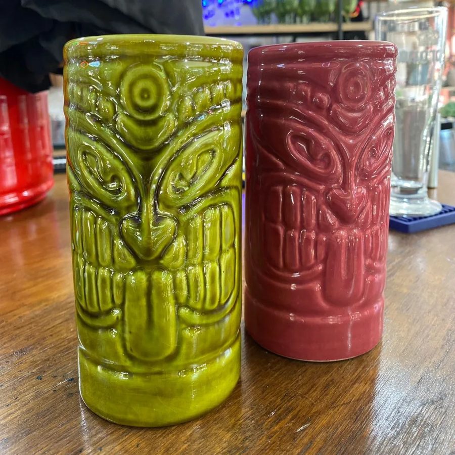 Vasos tiki de cerámica verde y bordó
