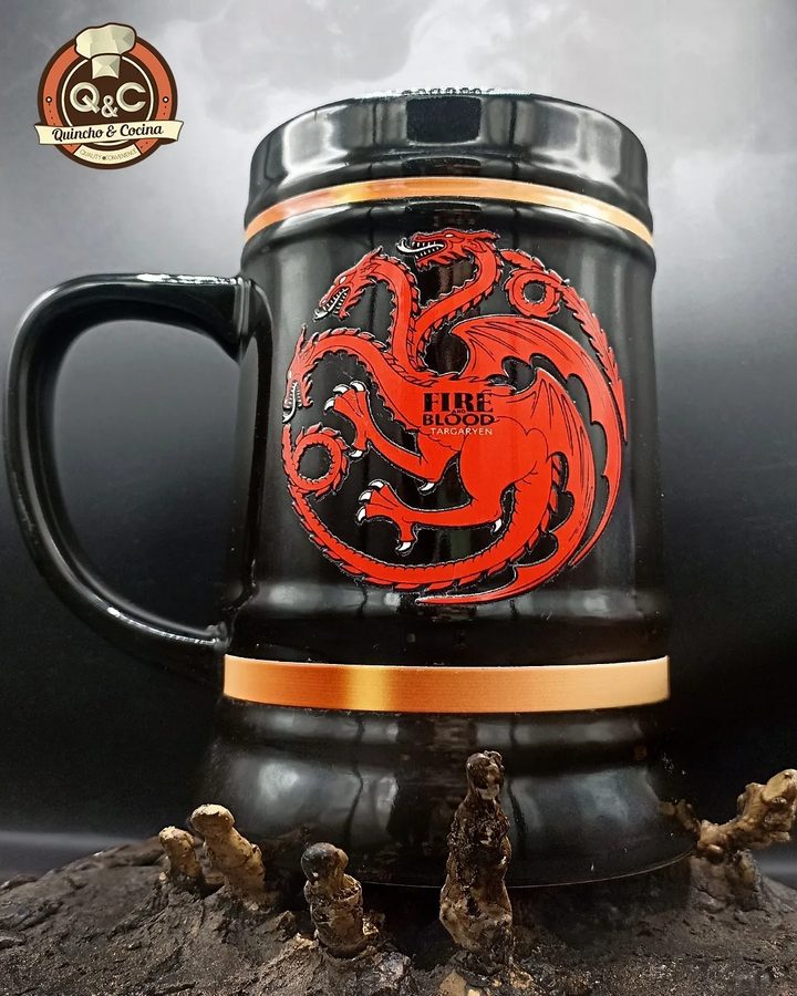 Chopera 1,5 l negra con dragón rojo Fire and Blood