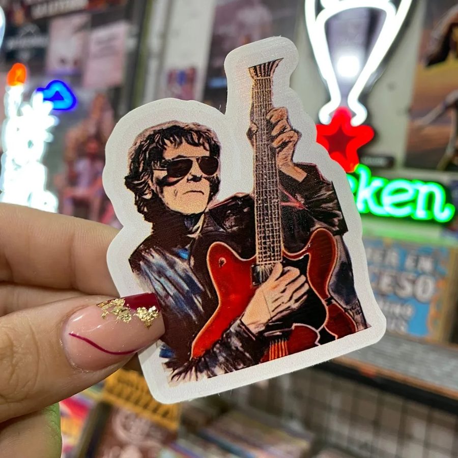 Guitarrista con anteojos y guitarra roja