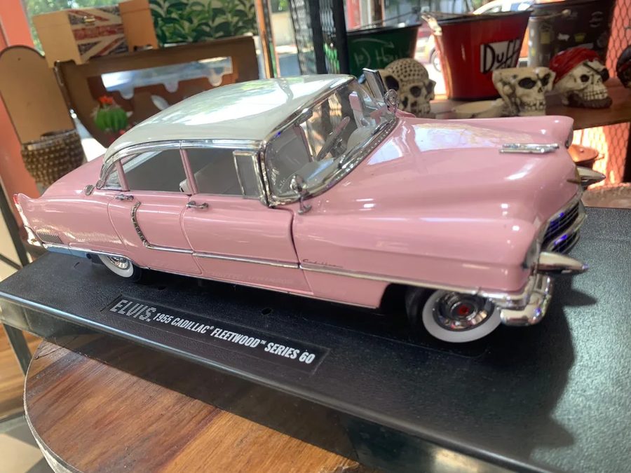 Cadillac Fleetwood rosa de Elvis a escala