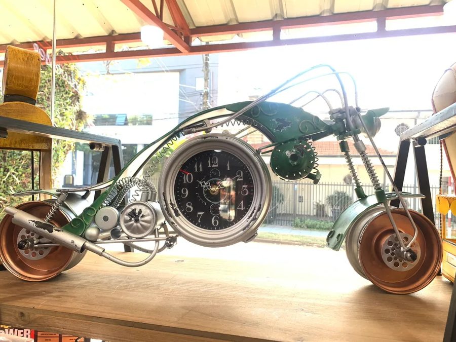 Moto chopper de metal con reloj