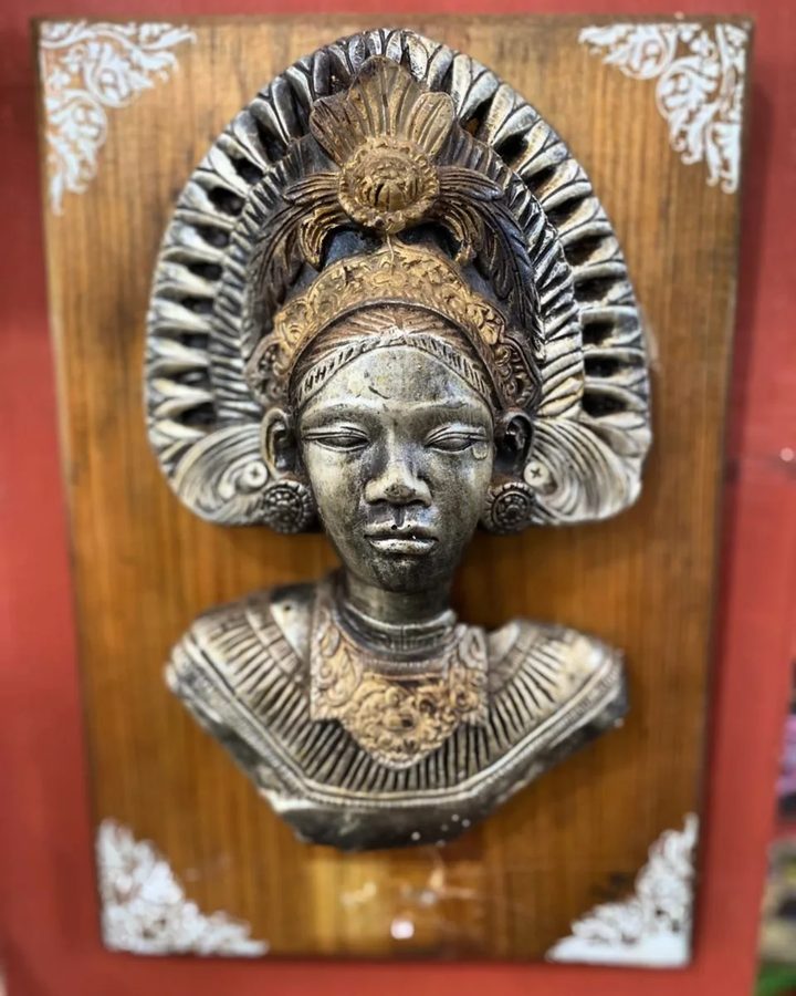 Cuadro Busto de mujer con tocado en relieve sobre madera