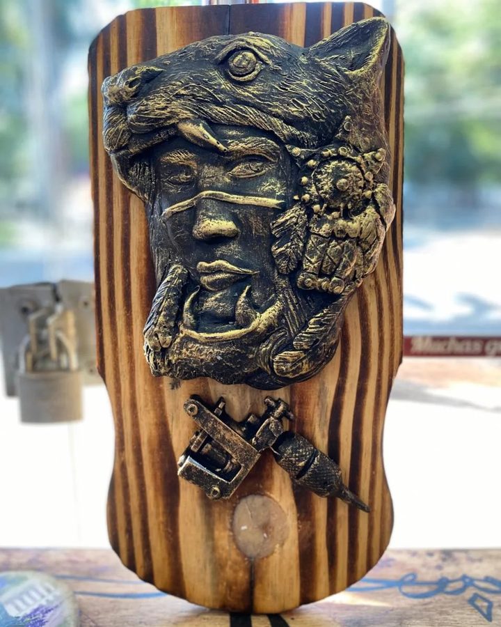Cuadro Rostro con tocado de animal y máquina de tatuar en relieve