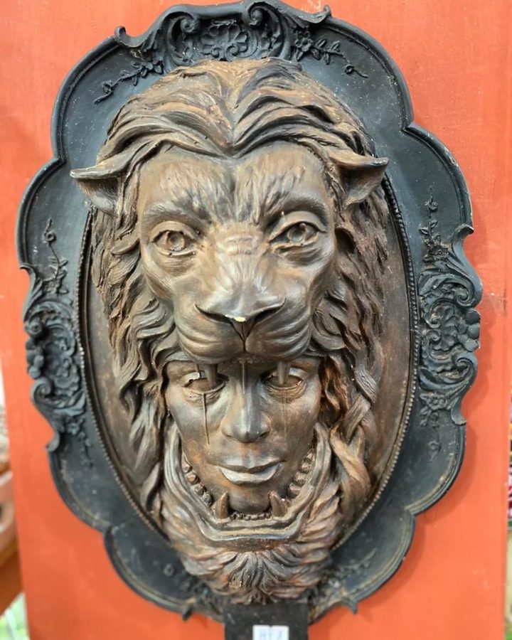 Cuadro Rostro con tocado de cabeza de león en relieve
