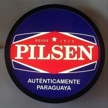 Neón Pilsen Auténticamente Paraguaya (redondo luminoso, fondo azul)