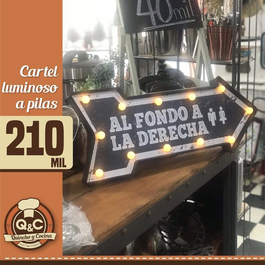 Flecha luminosa Al fondo a la derecha