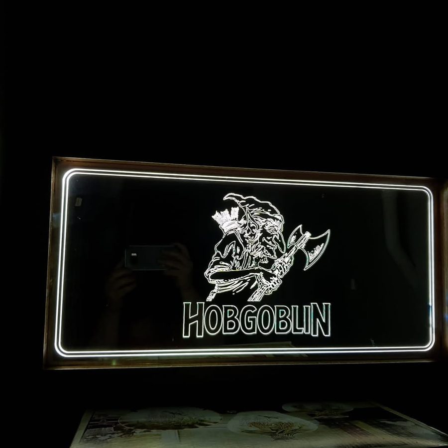 Neón Hobgoblin con duende