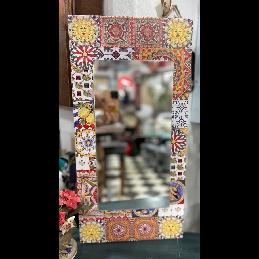 Espejo con marco de azulejos con flores