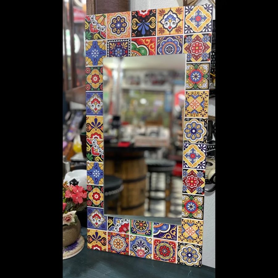 Espejo con marco de azulejos multicolor