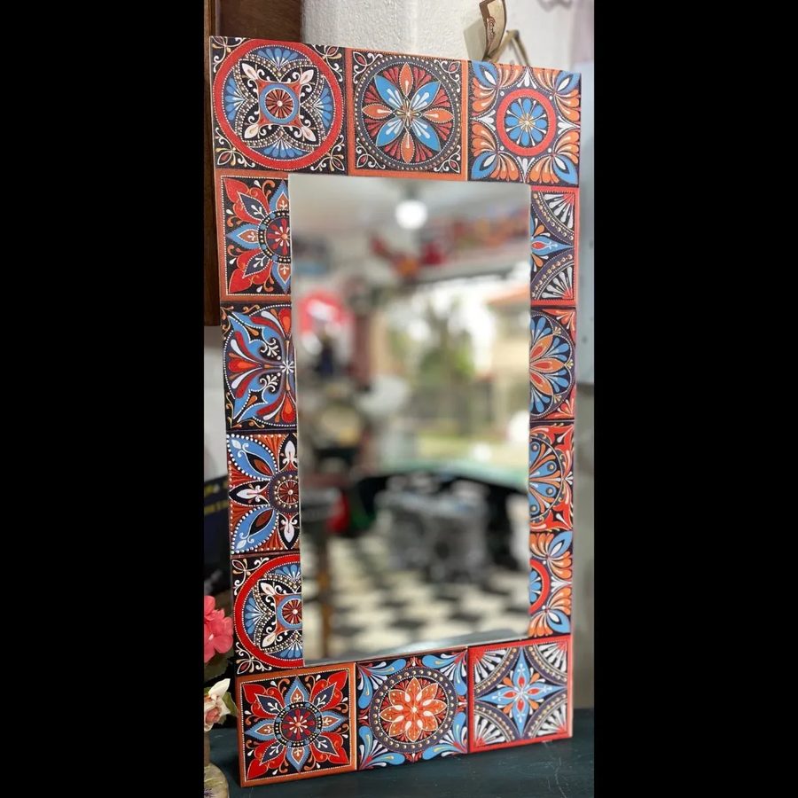 Espejo con marco de azulejos rojos y azules