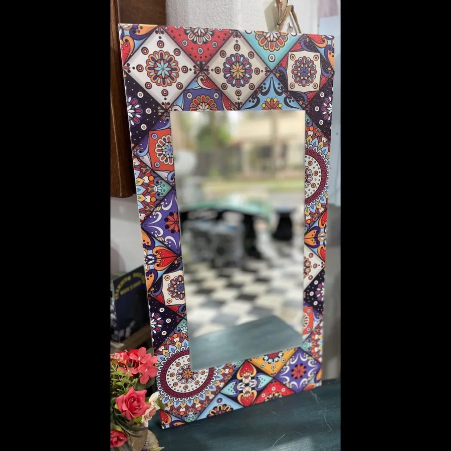 Espejo con marco de azulejos violetas