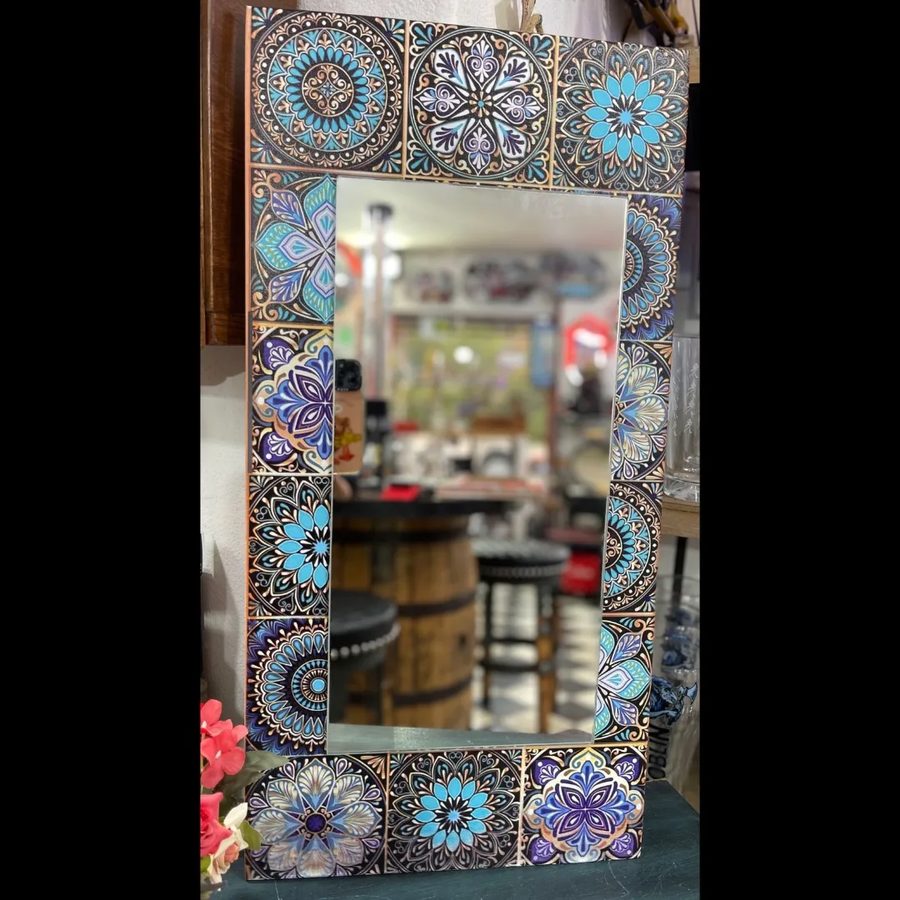 Espejo con marco de mandala azul