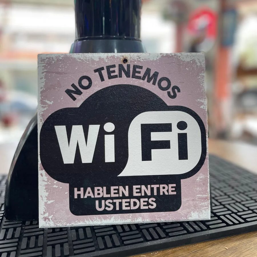 Cuadro No tenemos WiFi hablen entre ustedes