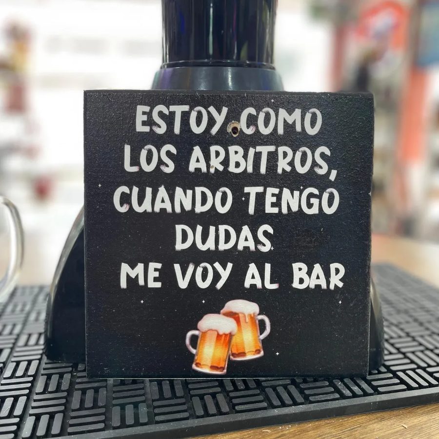 Cuadro Estoy como los árbitros cuando tengo dudas me voy al bar