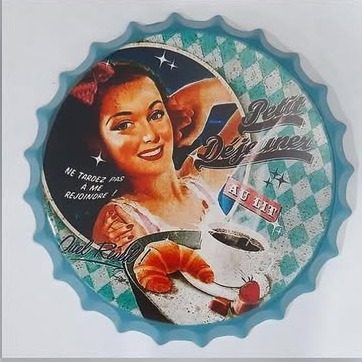 Tapa decorativa Petit Déjeuner (pin-up con café y croissant)