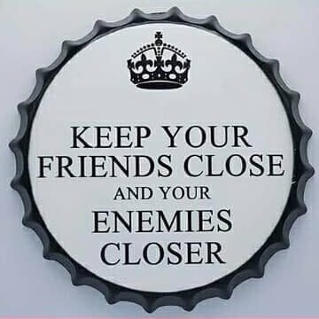 Tapa decorativa Keep Your Friends Close and Your Enemies Closer – foto 2